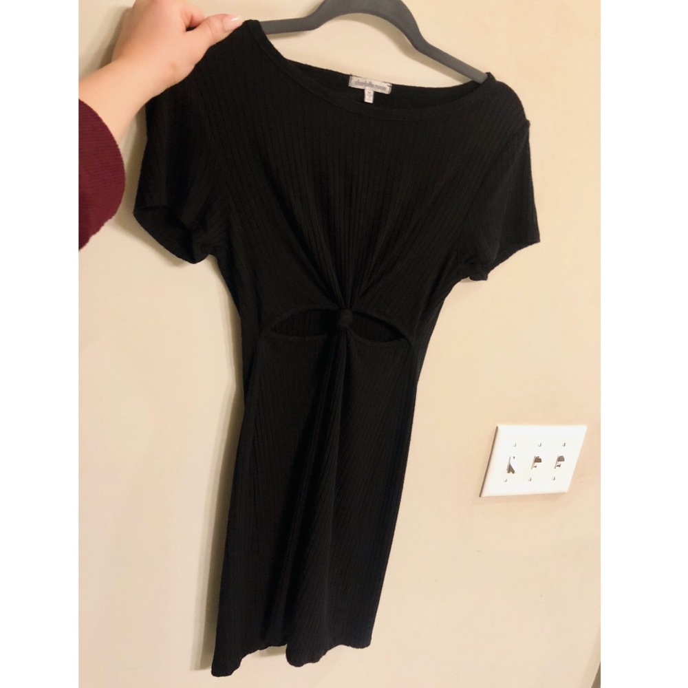 Cute black dress with knot/ cutout in middle
